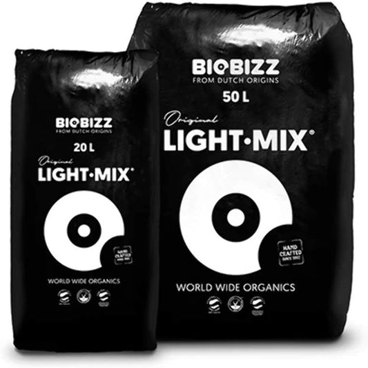 Biobizz Light Mix est un terreau riche et de qualité pour favoriser la germination et la croissance de vos graines, semis et boutures. Composé de tourbe brune et blonde ainsi que de perlite, ce terreau convient à tous types de plantes en pots, qu'elles soient à l'intérieur ou à l'extérieur. Idéal pour les fleurs, légumes, plantes vertes, arbres, arbustes et même le gazon, il vous garantit de très bon résultats .